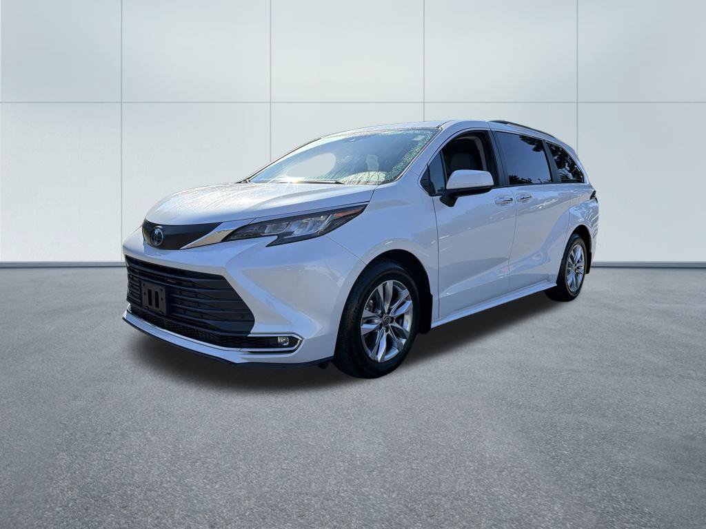 Used 2022 Toyota Sienna XLE w/ XLE Plus Package FWD image 2