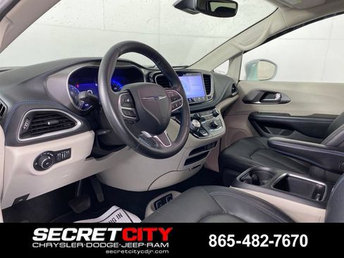 Used 2021 Chrysler Pacifica Touring-L FWD image 11