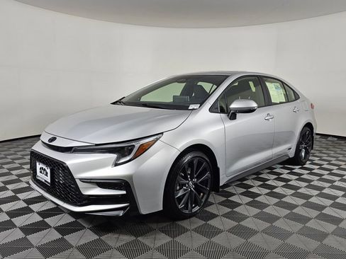 Used 2025 Toyota Corolla SE w/ SE Premium Package image 7