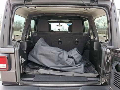 Used 2018 Jeep Wrangler Unlimited Sport S image 29