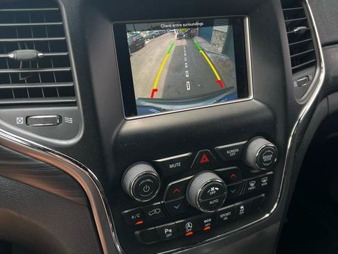 Used 2020 Jeep Grand Cherokee Laredo AWD/4WD image 17