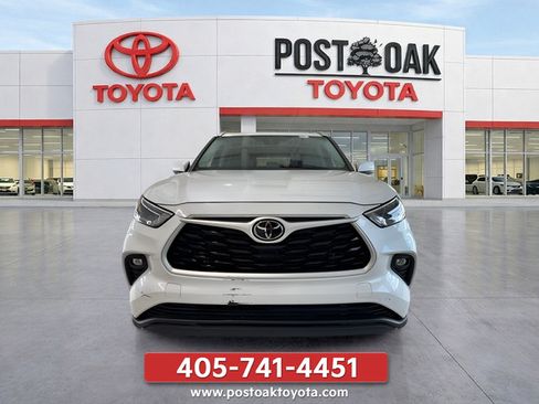 Used 2022 Toyota Highlander XLE AWD/4WD image 2