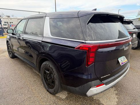 Used 2025 Kia Carnival image 4
