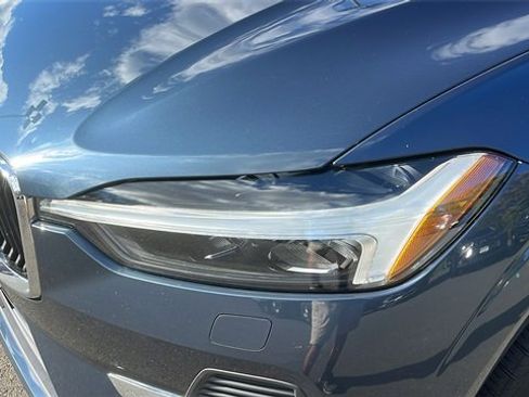 Used 2022 Volvo XC60 B5 Momentum w/ Climate Package image 7