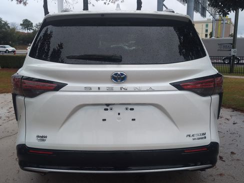 Certified 2024 Toyota Sienna Platinum image 9