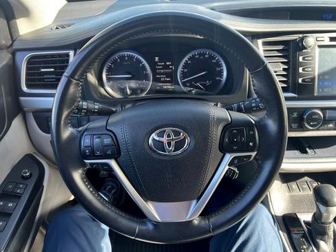 Used 2018 Toyota Highlander XLE AWD/4WD image 23