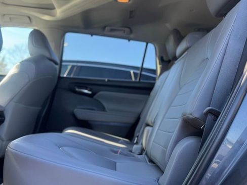 Used 2023 Toyota Highlander XLE AWD/4WD image 18