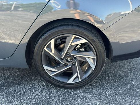 Used 2025 Hyundai Elantra Limited FWD image 6