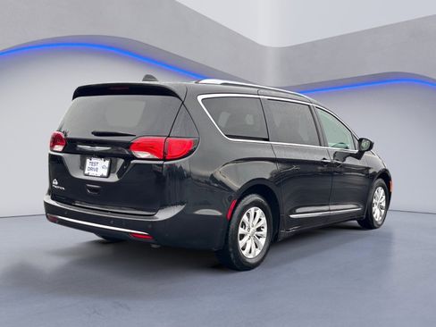 Used 2018 Chrysler Pacifica Touring-L image 10