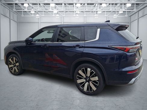 Used 2025 Mitsubishi Outlander SE image 3