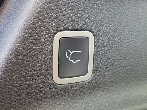 Used 2025 Chrysler Pacifica Limited w/ Trailer Tow Group FWD image 8