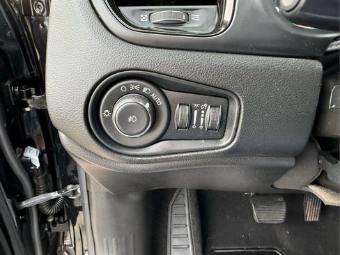 Used 2019 Jeep Renegade Altitude w/ UConnect 8.4 Nav Group AWD/4WD image 24