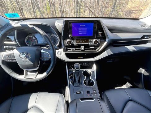 Certified 2025 Toyota Highlander XLE image 15