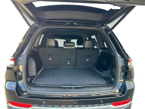 Used 2024 Jeep Grand Cherokee Limited RWD image 6