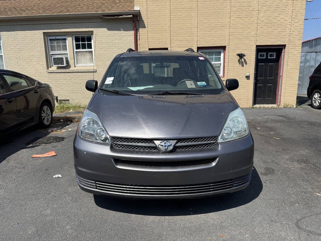 Used 2005 Toyota Sienna CE w/ CE Pkg 1 FWD image 2