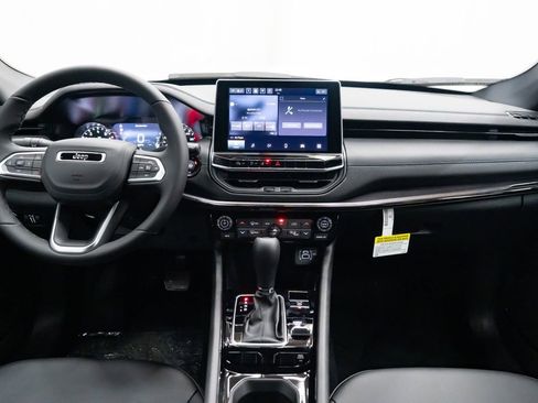 Used 2026 Jeep Compass Latitude image 9