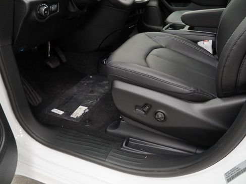 New 2026 Chrysler Pacifica Select FWD image 28