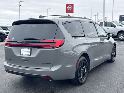 Used 2025 Chrysler Pacifica Premium image 3