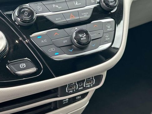 Used 2022 Chrysler Pacifica Touring-L FWD image 25
