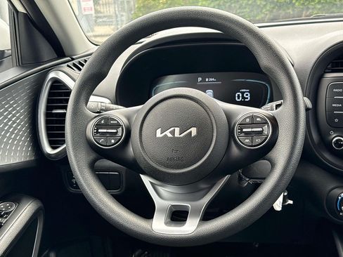 Used 2025 Kia Soul LX w/ LX Technology Package FWD image 14