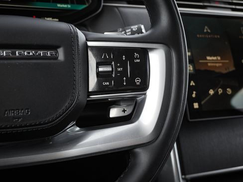 Used 2025 Land Rover Range Rover Long Wheelbase SE image 19