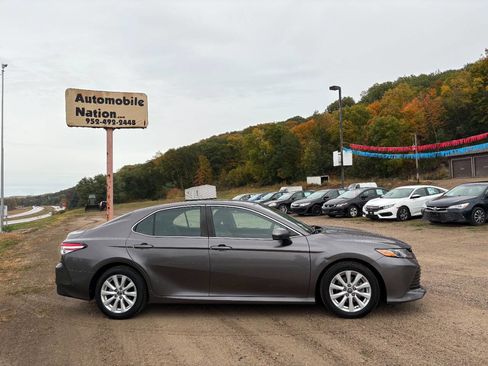Used 2018 Toyota Camry LE image 3