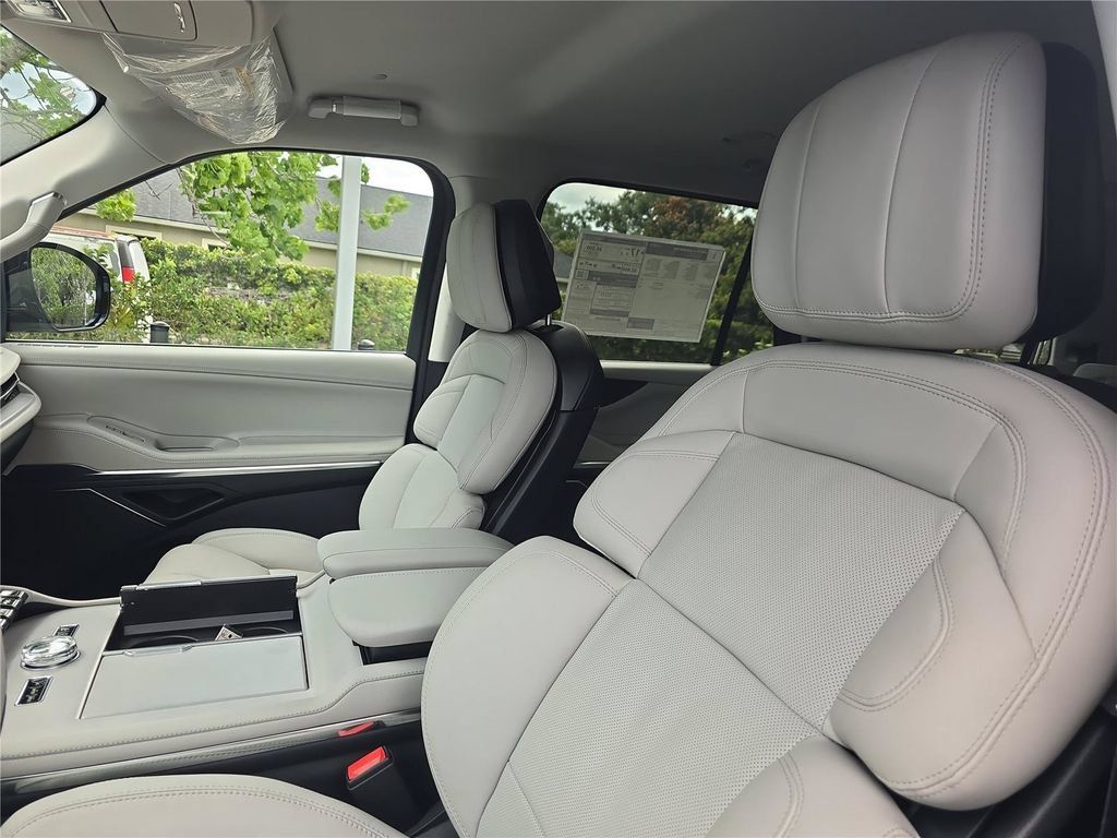 New 2026 Lincoln Navigator Premiere AWD/4WD image 19