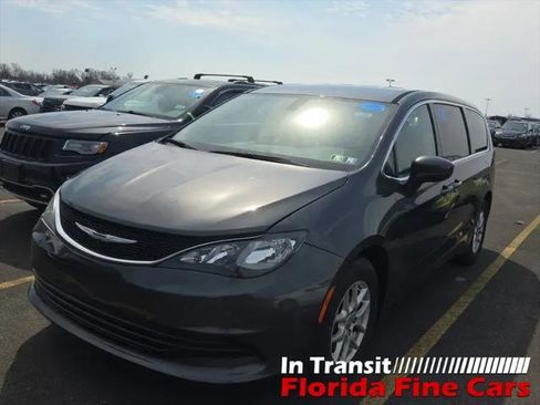 Used 2017 Chrysler Pacifica Touring image 1
