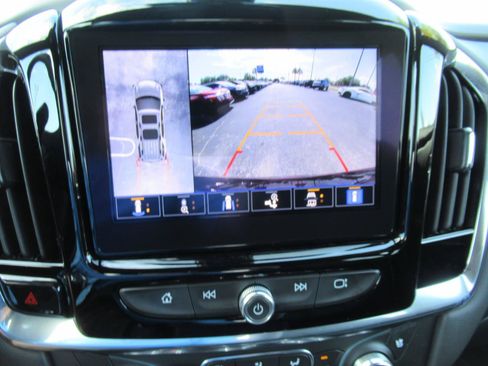 Used 2023 Chevrolet Traverse Premier FWD image 32