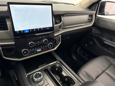 Used 2022 Ford Expedition XLT image 28