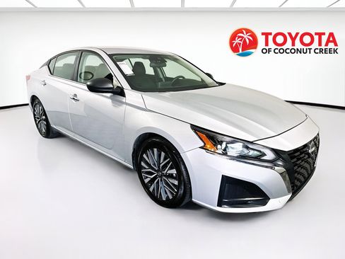 Used 2024 Nissan Altima 2.5 SV FWD image 1