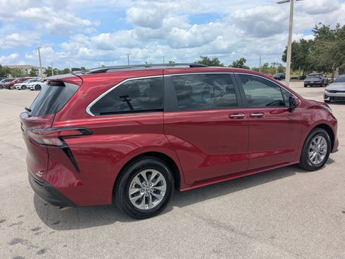 Used 2022 Toyota Sienna XLE FWD image 5