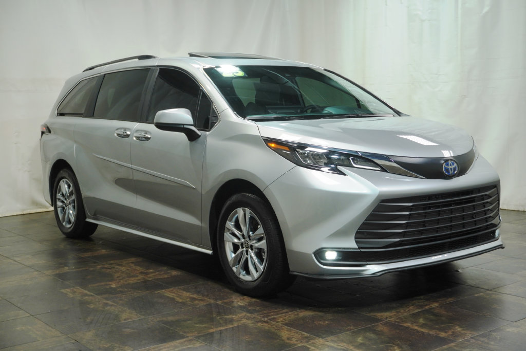 Used 2025 Toyota Sienna XLE w/ XLE Plus Package AWD/4WD image 1