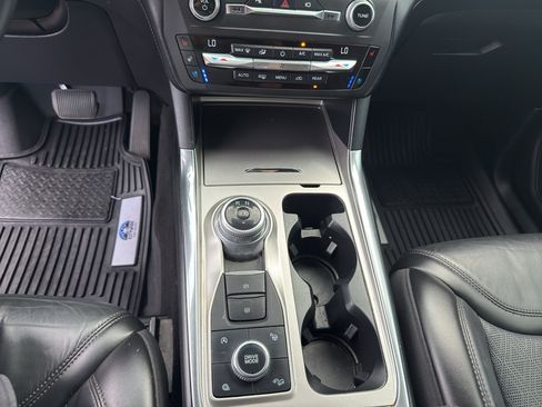 Used 2020 Ford Explorer Platinum w/ Premium Technology Package AWD/4WD image 20