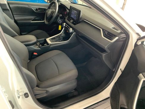 Used 2021 Toyota RAV4 LE AWD/4WD image 18