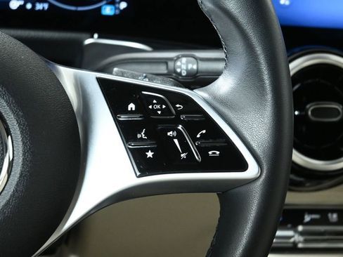 Used 2025 Mercedes-Benz GLB 250 4MATIC image 17