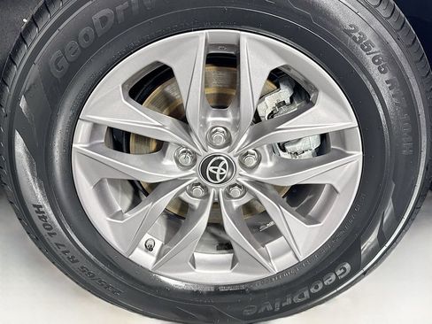 Used 2025 Toyota Sienna XLE FWD image 34