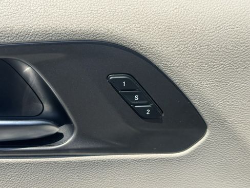 Used 2023 Chrysler Pacifica Touring-L FWD image 32
