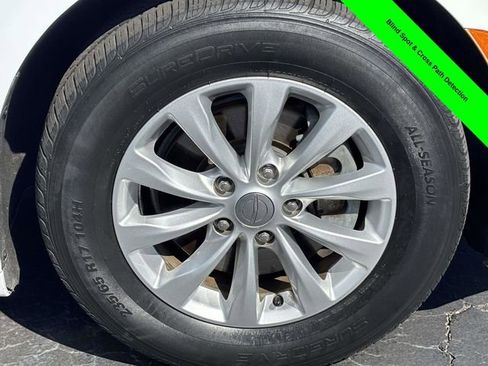 Used 2019 Chrysler Pacifica Touring-L image 34