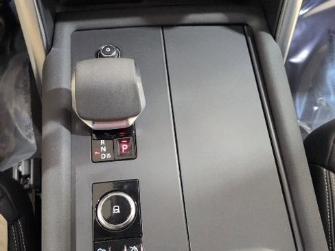 Used 2022 Land Rover Discovery S R-Dynamic image 19