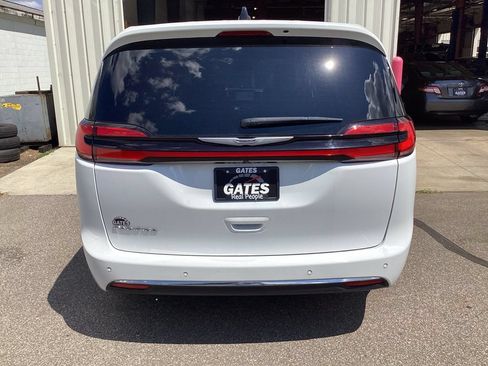 Used 2025 Chrysler Pacifica Select FWD image 6