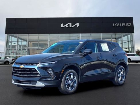 Used 2025 Chevrolet Blazer LT FWD image 1