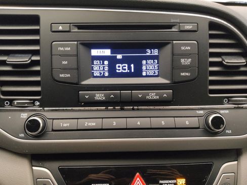 Used 2017 Hyundai Elantra SE image 25