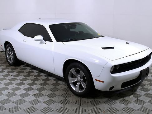 Used 2019 Dodge Challenger SXT image 6