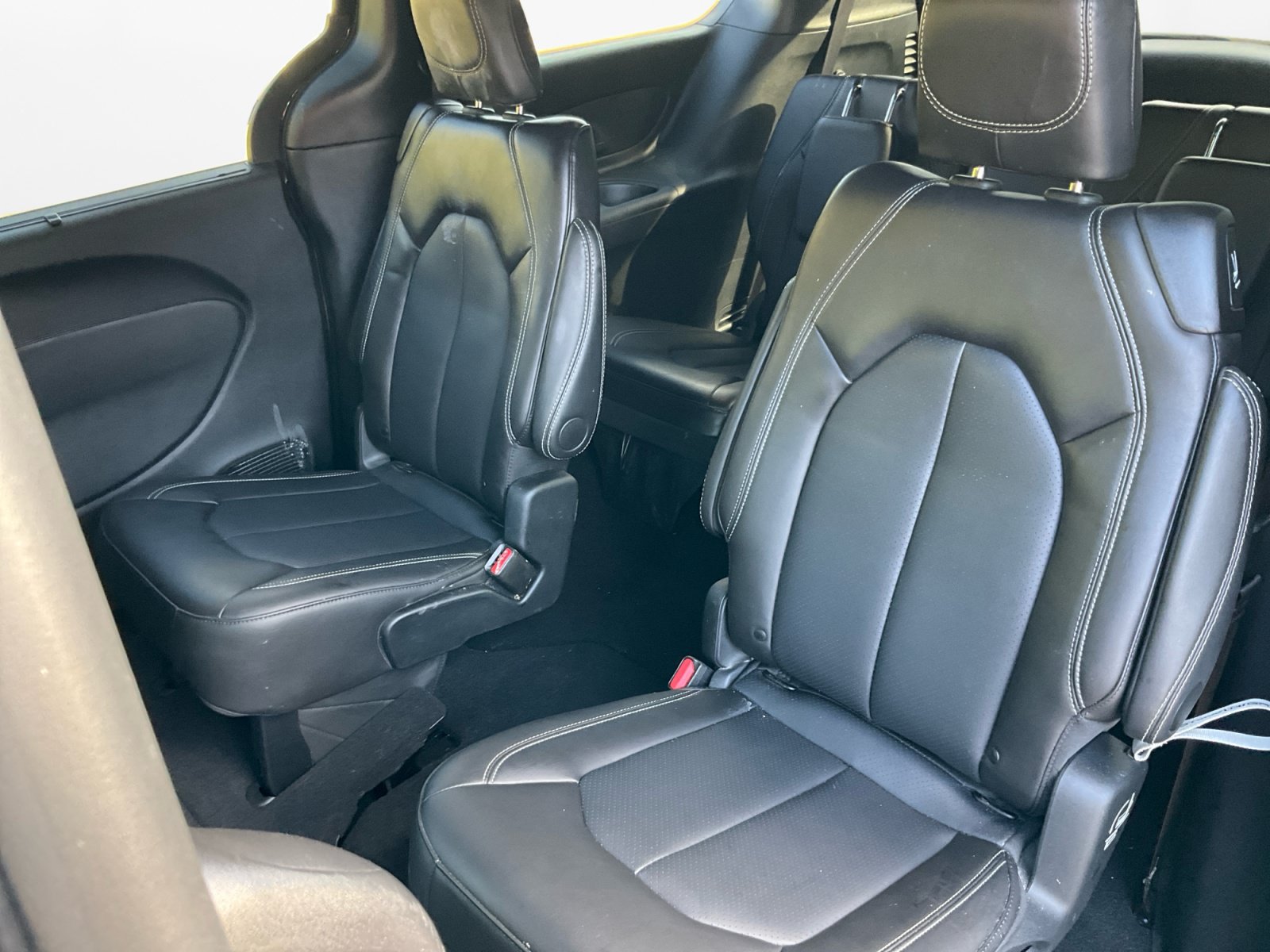 Used 2025 Chrysler Pacifica Select AWD/4WD image 15