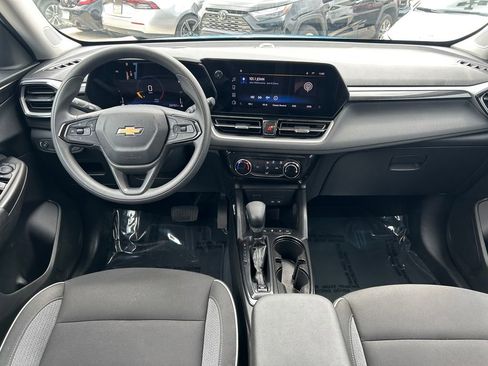 Used 2025 Chevrolet TrailBlazer LT AWD/4WD image 16