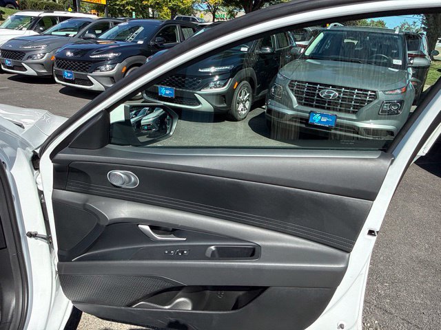 Used 2026 Hyundai Elantra SE FWD image 29