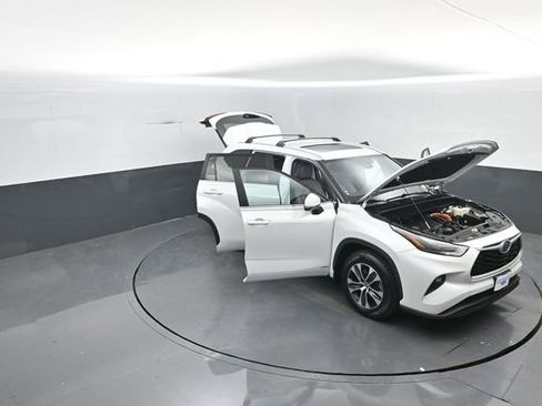 Used 2023 Toyota Highlander XLE AWD/4WD image 35