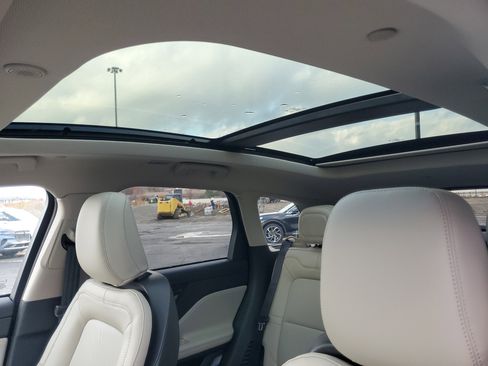 New 2026 Lincoln Corsair Premiere image 11