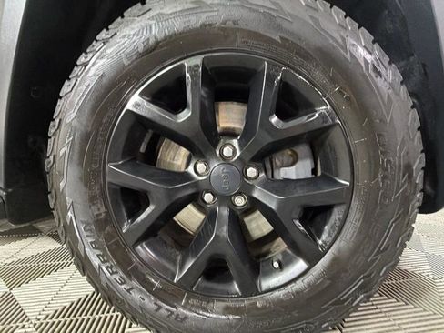 Used 2017 Jeep Cherokee Trailhawk AWD/4WD image 36